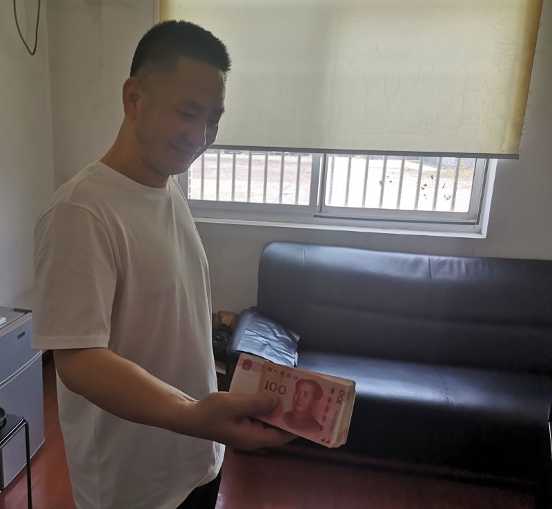點(diǎn)贊！拾金不昧好的哥 萬(wàn)元現(xiàn)金物歸原主